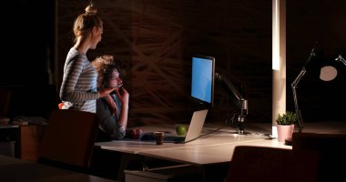 Gece ofisindeki genç tasarımcılar.