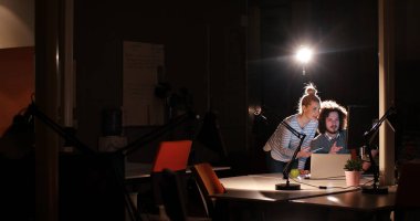 Gece ofisindeki genç tasarımcılar.