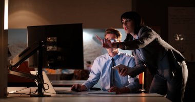 Gece ofisindeki genç tasarımcılar.