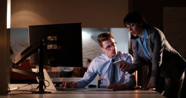 Gece ofisindeki genç tasarımcılar.