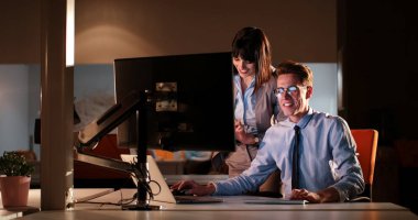 Gece ofisindeki genç tasarımcılar.