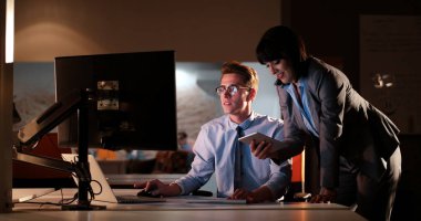 Gece ofisindeki genç tasarımcılar.