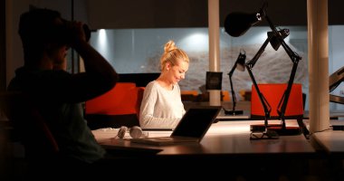 Gece ofisindeki genç tasarımcılar.