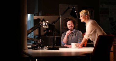 Gece ofisindeki genç tasarımcılar.