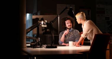 Gece ofisindeki genç tasarımcılar.