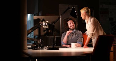 Gece ofisindeki genç tasarımcılar.