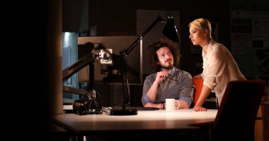 Gece ofisindeki genç tasarımcılar.