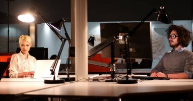 Gece ofisindeki genç tasarımcılar.