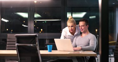 Gece ofisindeki genç tasarımcılar.