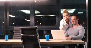 Gece ofisindeki genç tasarımcılar.