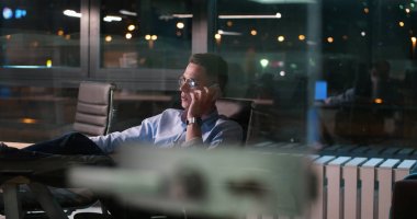 ayaklı ofis masasında oturan işadamı