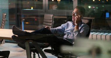 ayaklı ofis masasında oturan işadamı