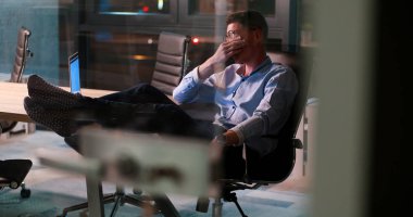 ayaklı ofis masasında oturan işadamı