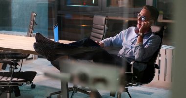 ayaklı ofis masasında oturan işadamı