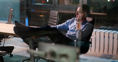 ayaklı ofis masasında oturan işadamı