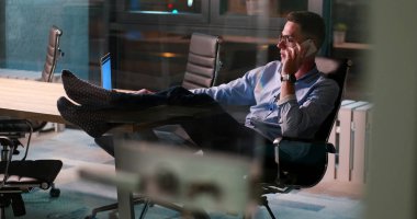 ayaklı ofis masasında oturan işadamı