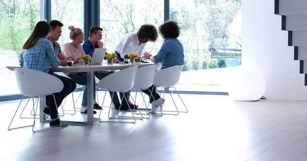 Çok ırklı bir girişim ekibi toplandı