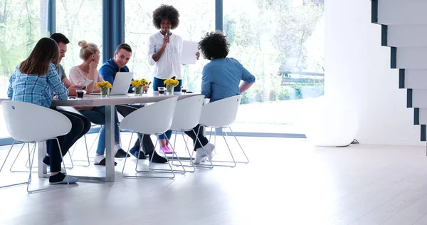 Çok ırklı bir girişim ekibi toplandı