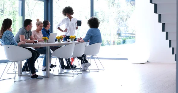 Çok ırklı bir girişim ekibi toplandı