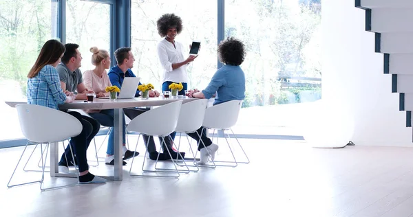 Çok ırklı bir girişim ekibi toplandı