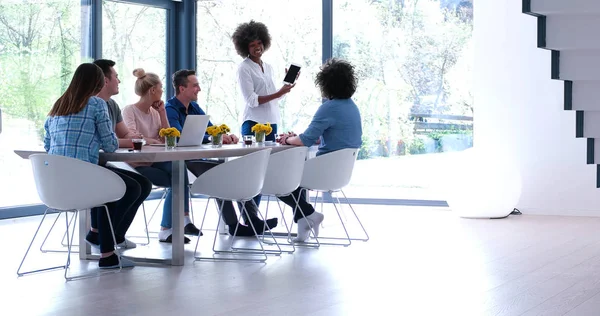 Çok ırklı bir girişim ekibi toplandı