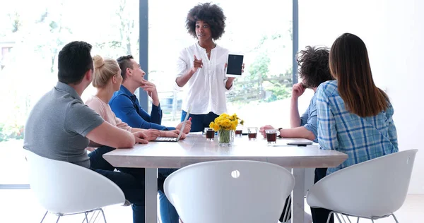 Çok ırklı bir girişim ekibi toplandı