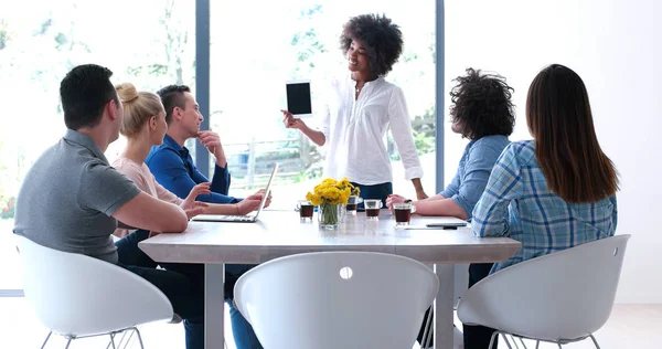 Çok ırklı bir girişim ekibi toplandı