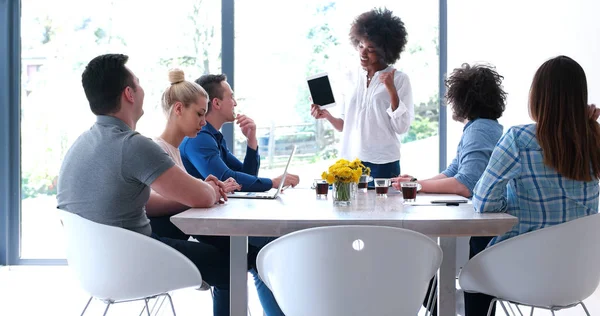 Çok ırklı bir girişim ekibi toplandı