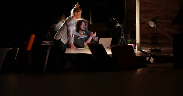 Jóvenes diseñadores en la oficina nocturna —  Fotos de Stock