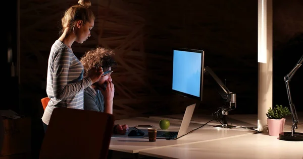 Jeunes designers dans le bureau de nuit — Photo