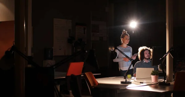 Jeunes designers dans le bureau de nuit — Photo