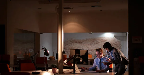 Jeunes designers dans le bureau de nuit — Photo