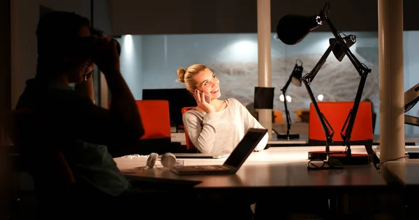 Jungdesigner im Nachtbüro — Stockfoto