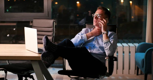 執務室の机の脚で座っているビジネスマン — ストック写真
