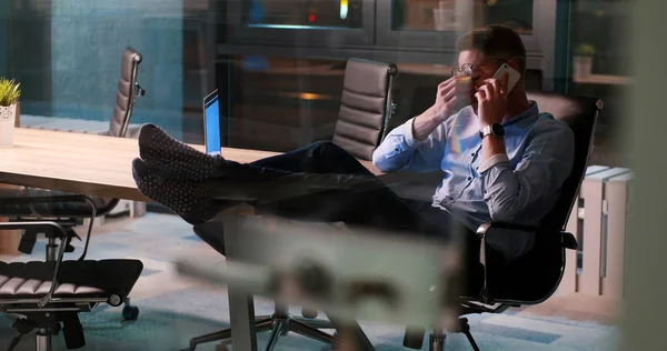 Business man sitting with legs on desk at office — стоковое фото