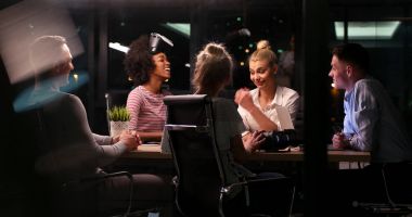 Sanal gerçeklik kulaklık kullanarak çok ırklı iş takım