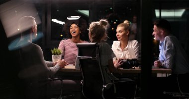 Sanal gerçeklik kulaklık kullanarak çok ırklı iş takım