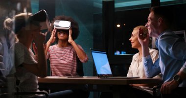 Sanal gerçeklik kulaklık kullanarak çok ırklı iş takım