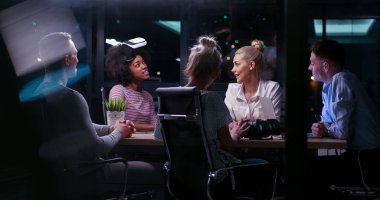 Sanal gerçeklik kulaklık kullanarak çok ırklı iş takım