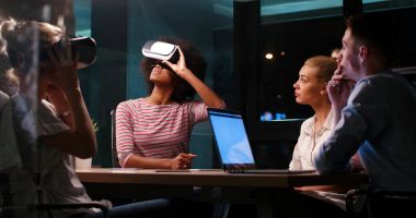 Sanal gerçeklik kulaklık kullanarak çok ırklı iş takım