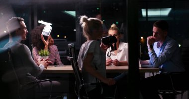 Sanal gerçeklik kulaklık kullanarak çok ırklı iş takım