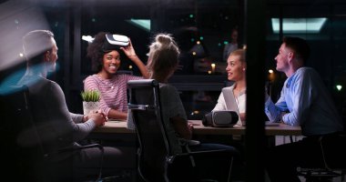 Sanal gerçeklik kulaklık kullanarak çok ırklı iş takım