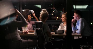 Sanal gerçeklik kulaklık kullanarak çok ırklı iş takım