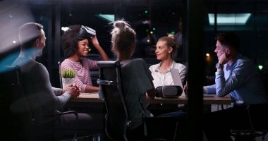 Sanal gerçeklik kulaklık kullanarak çok ırklı iş takım