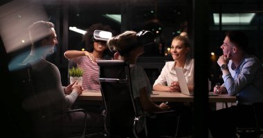 Sanal gerçeklik kulaklık kullanarak çok ırklı iş takım