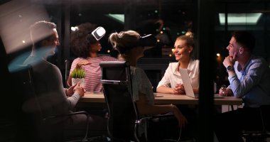 Sanal gerçeklik kulaklık kullanarak çok ırklı iş takım