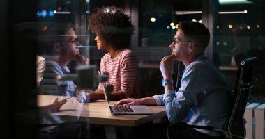 Çok ırklı başlangıç iş takım gece ofiste