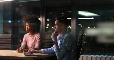 Çok ırklı başlangıç iş takım gece ofiste