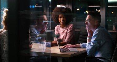 Çok ırklı başlangıç iş takım gece ofiste