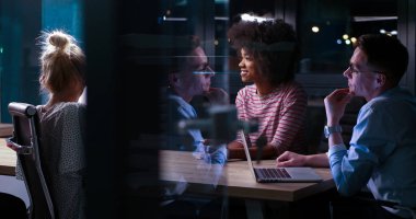 Çok ırklı başlangıç iş takım gece ofiste